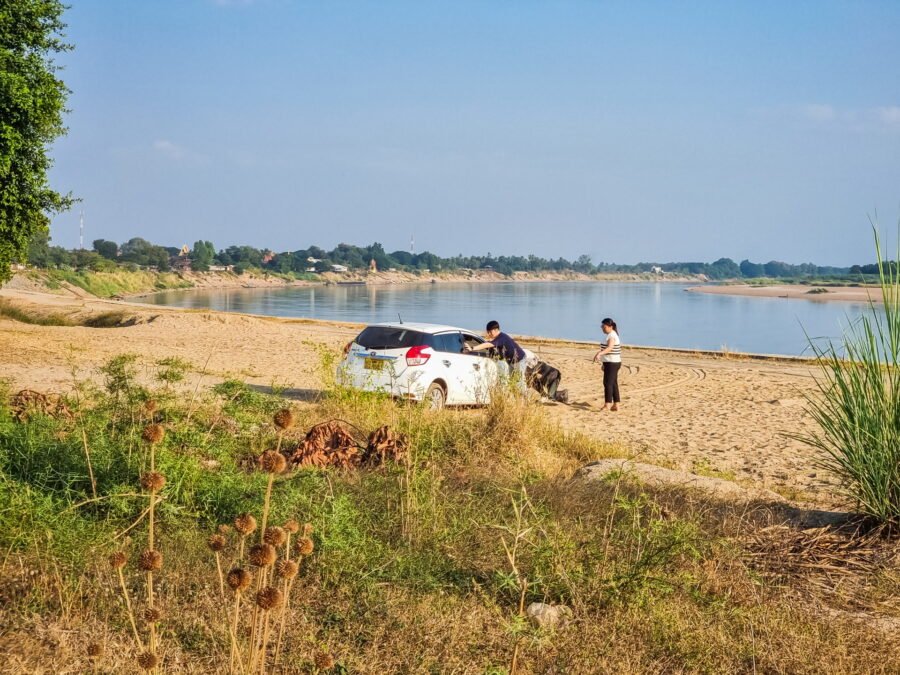 voiture embourbe sable coff and farm laos