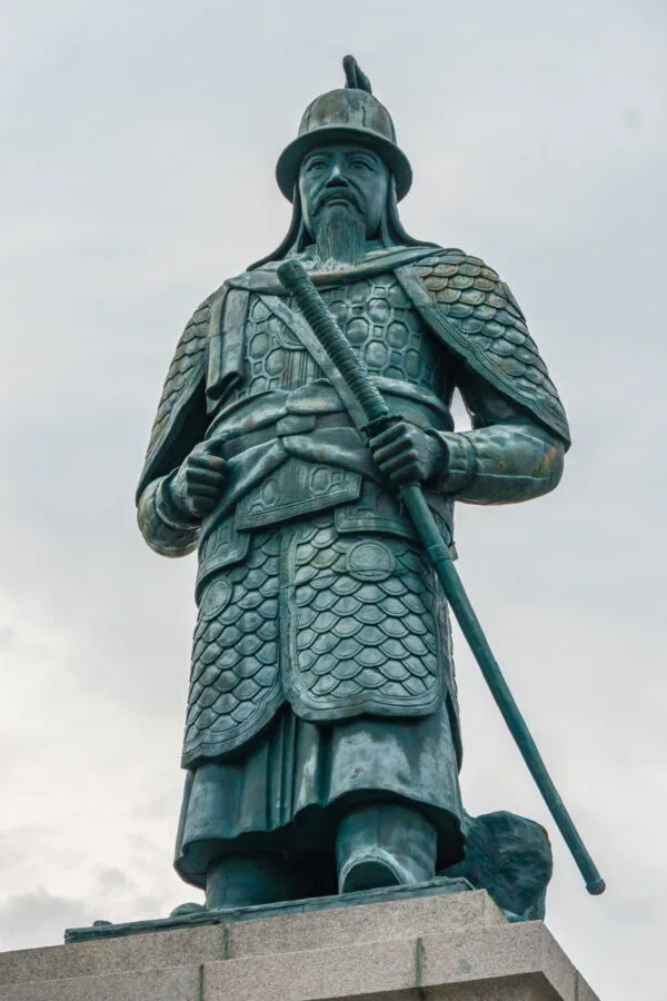 statue admiral Yi Sun-sin busan