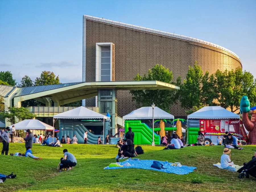 building bordering Yuanshan Park Area and taipei taiwan expo park