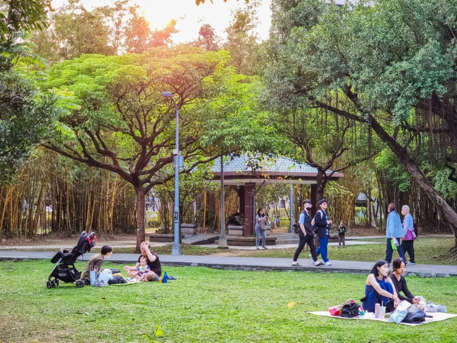 walking path daan park taipei