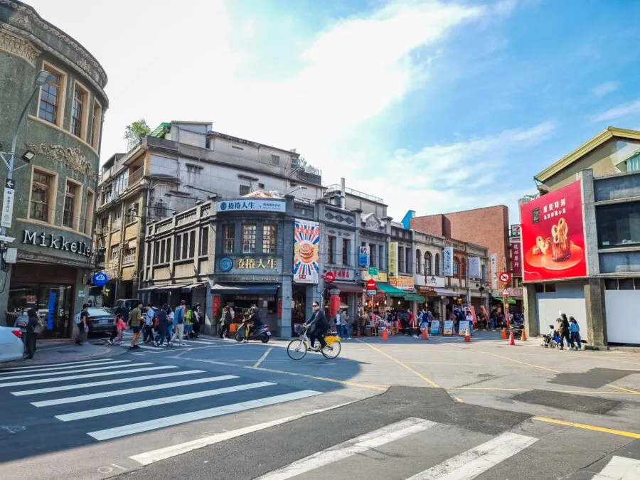 entrance to dihua old street in taipei