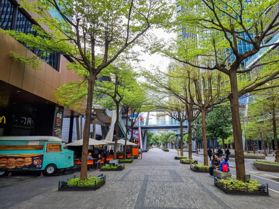 space around shopping center taipei 101 district