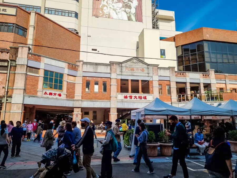 facade yong le market dihua street taipei
