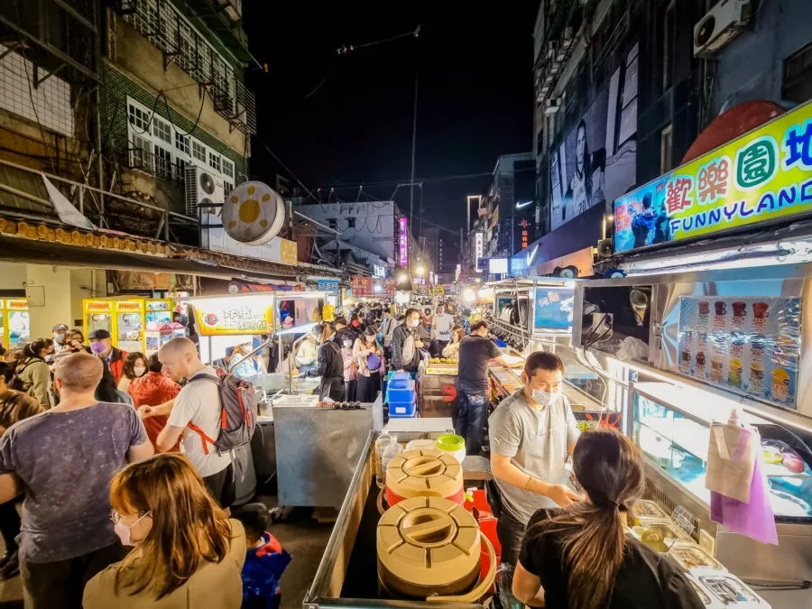 crowd market rahoe street taipei