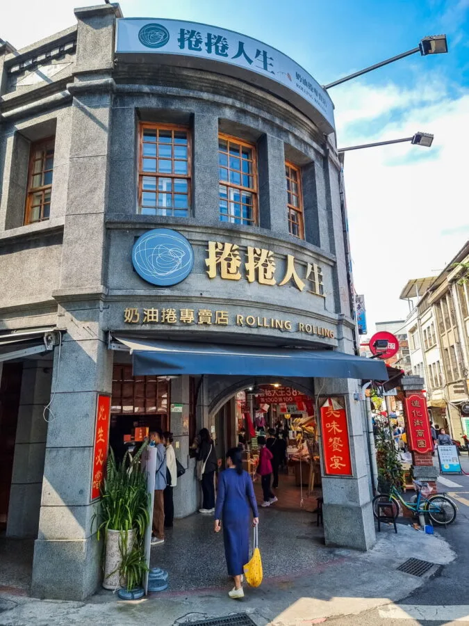 rolling rolling dihua street taipei taiwan