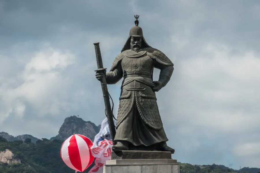 statue admiral yi sun-sin seoul