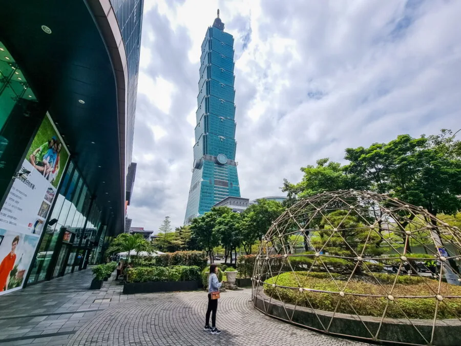 taipei 101 tower from taiwan mall square