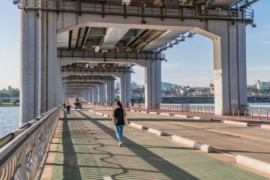 jamsu bridge crossing seoul