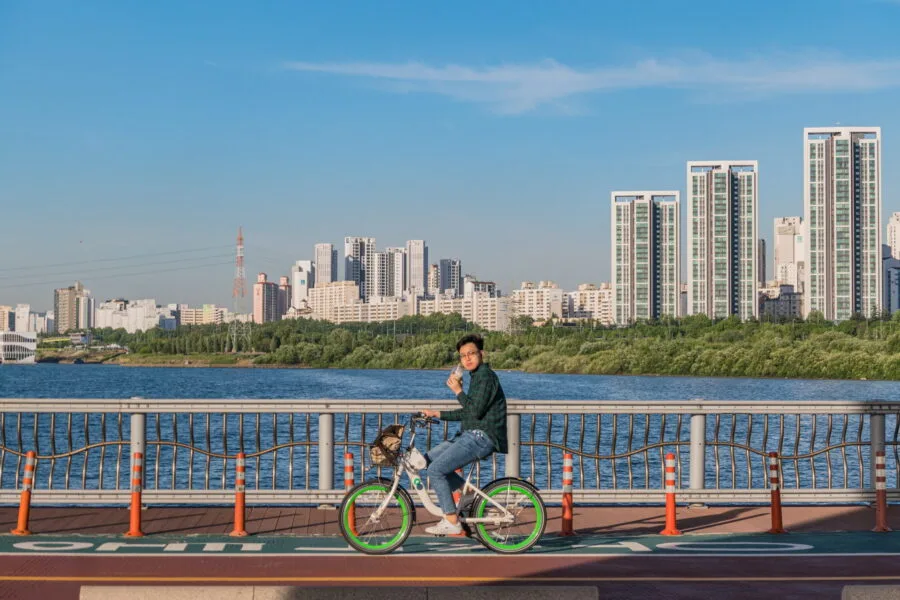 bike crossing jamsu bridge Seoul