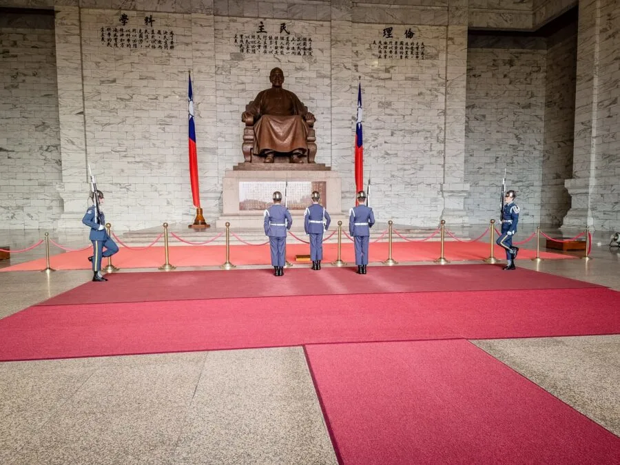 ceremony changing guards at chiang kai shek memorial taipei