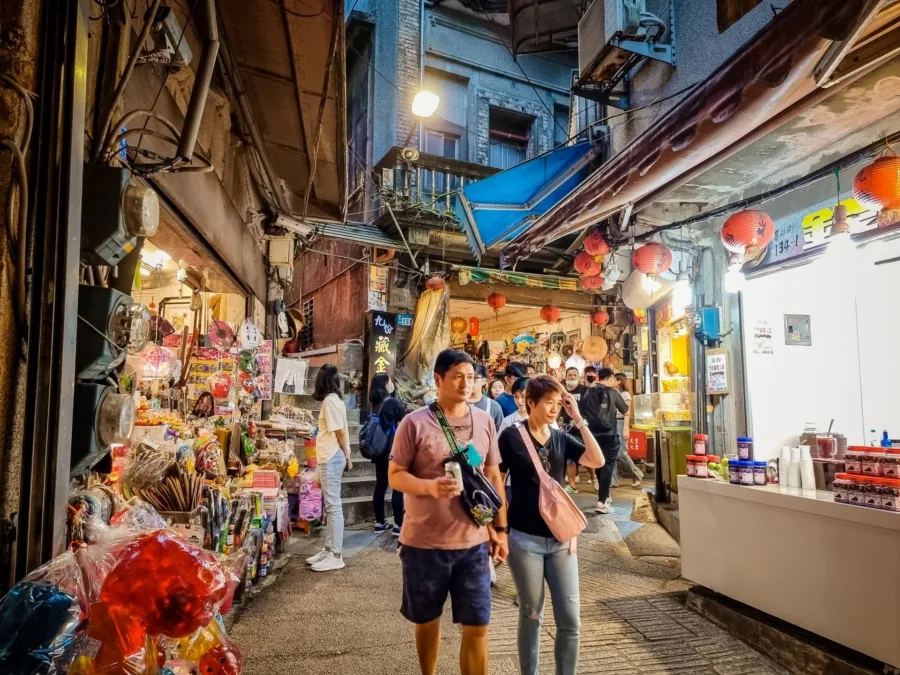 evening atmosphere jiufen old street