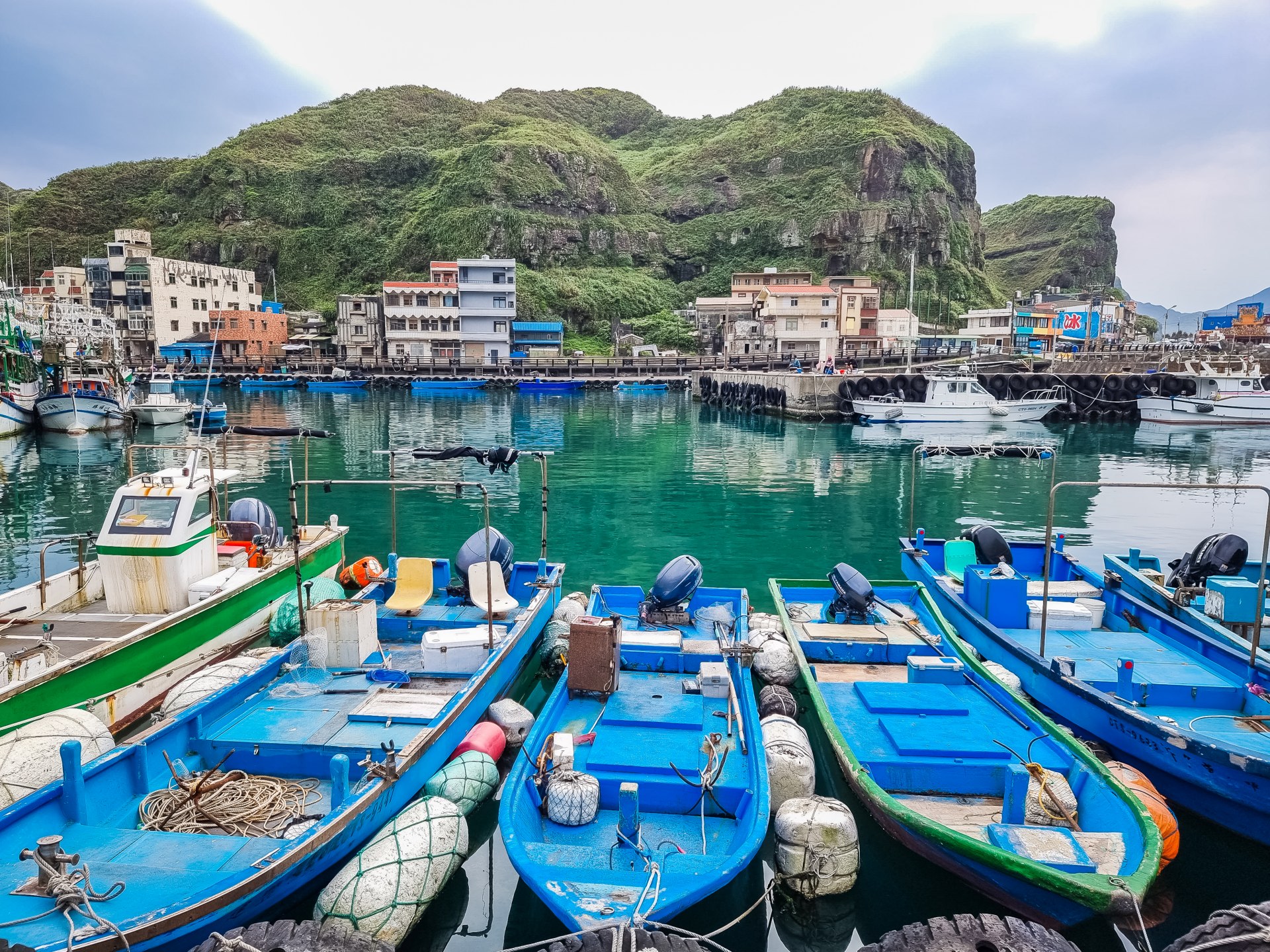 barques bleues port de peche bitou nord taiwan