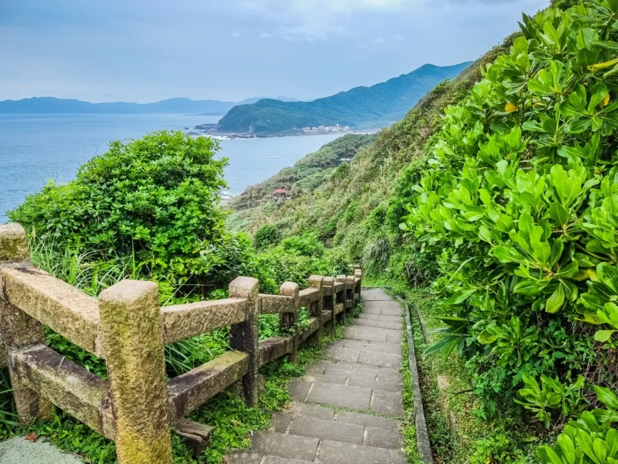 descent coastal path bitoujiao trail north taiwan