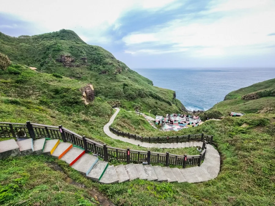 stairs to tingtao cafe bitoujiao trail taiwan