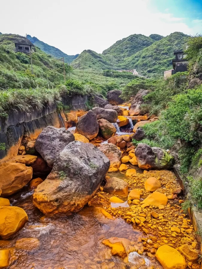 golden stream shuinandong yingyang sea north taiwan