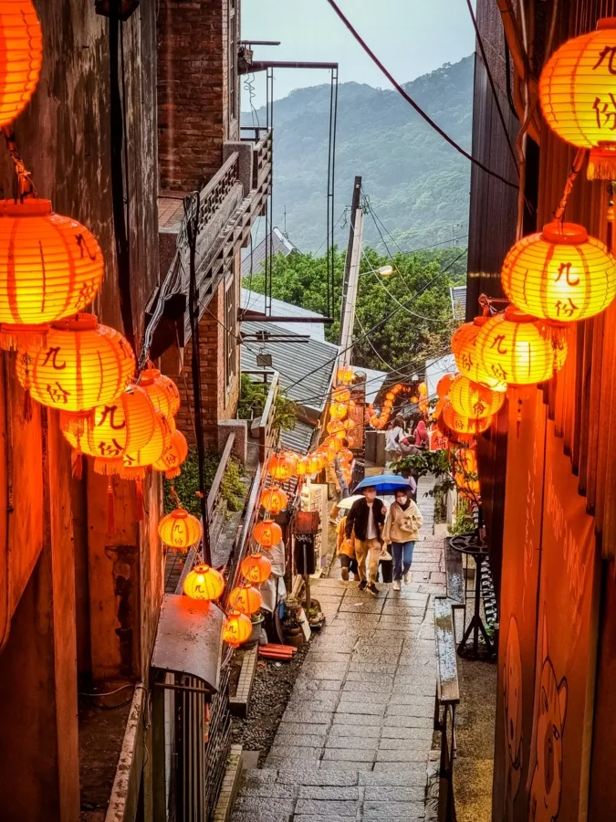 lanterns lined up jiufen taiwan