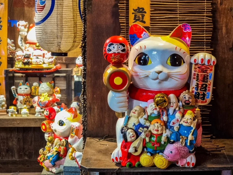 lucky cat jiufen old street