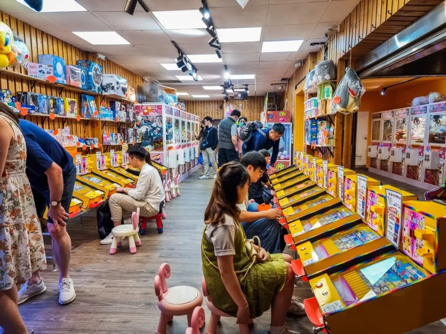 jiufen old street game room