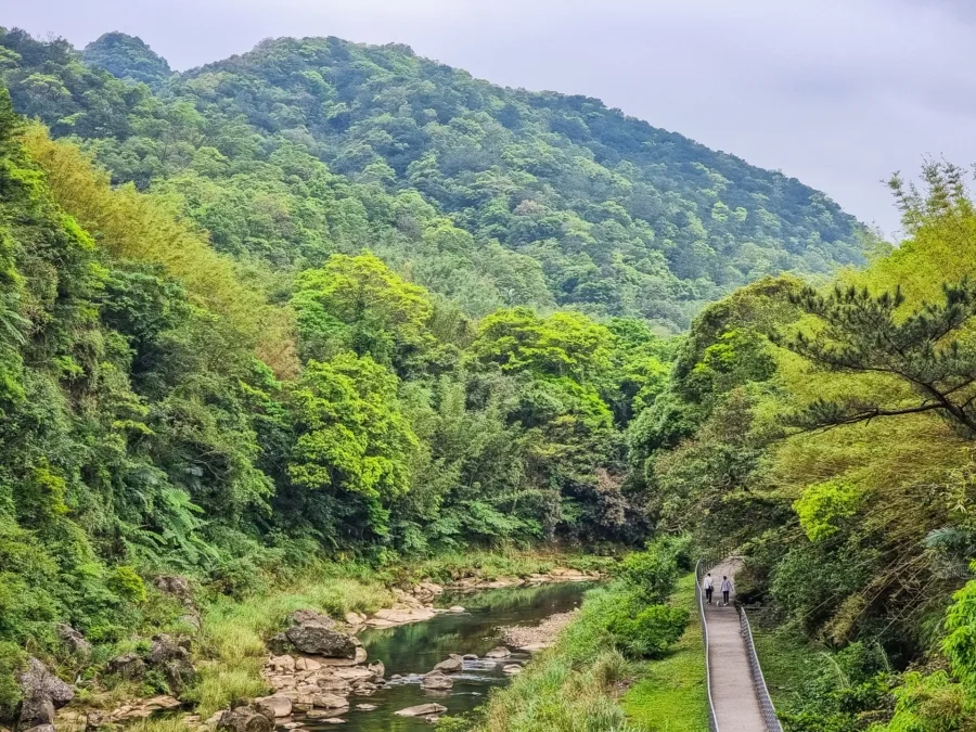 path along river keelung shifen waterfall