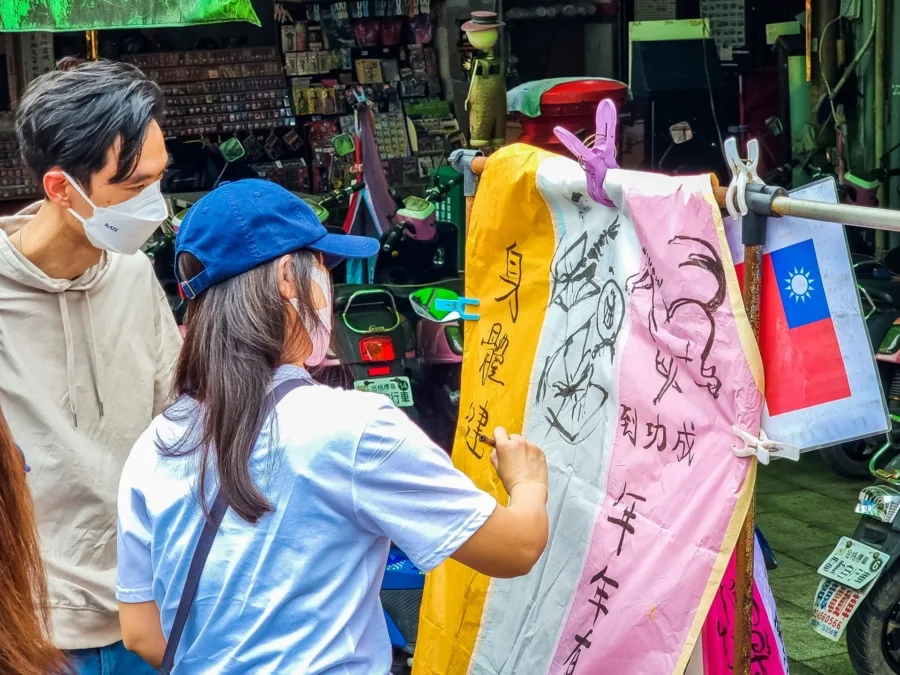drawings on lanterns shifen north taiwan