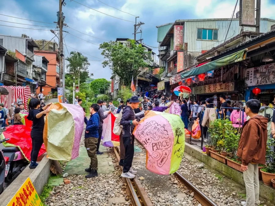 crowds preparing lanterns shifen taiwan