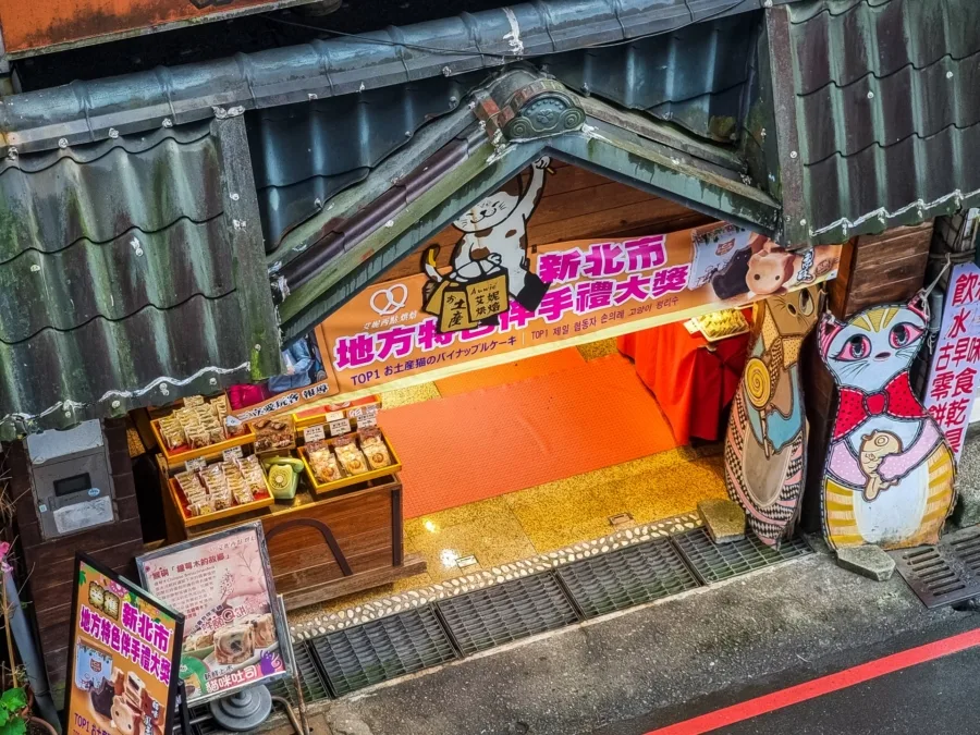 pictures of cats in front of souvenir shop houtong taiwan