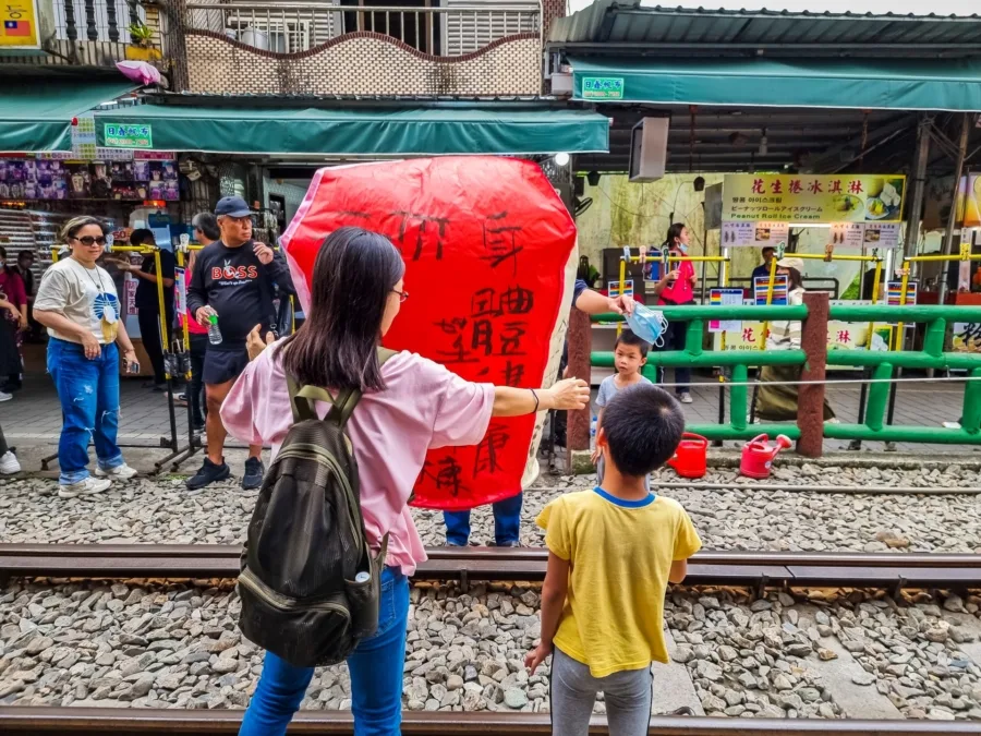 mother and son lantern shifen taiwan