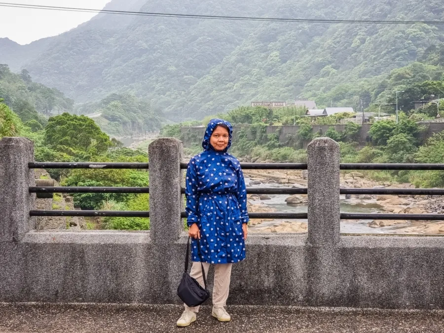 photo pose river bridge keelung houtong taiwan