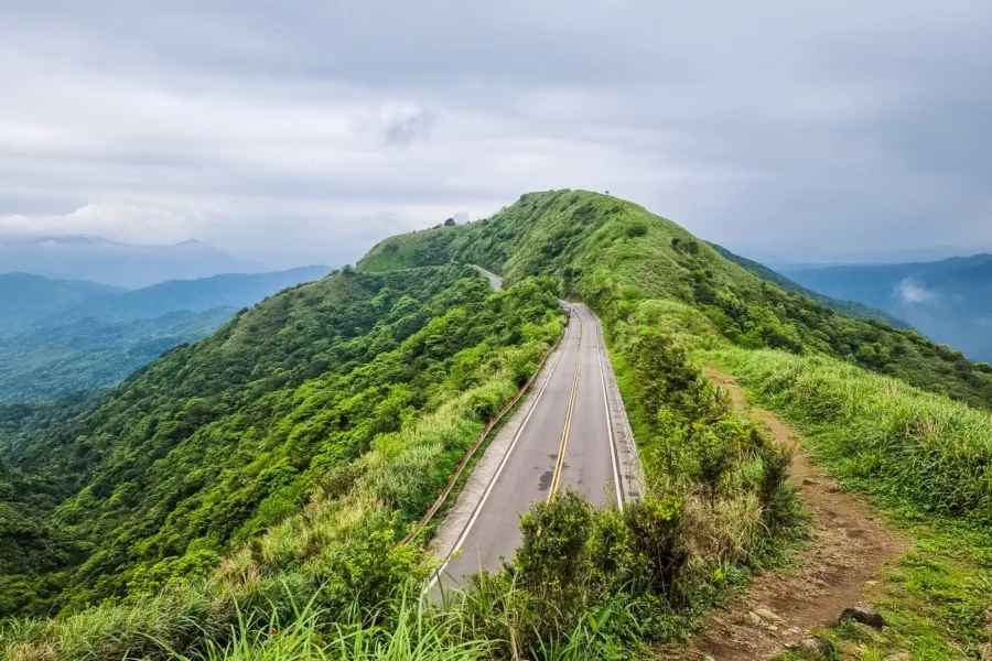 road from viewpoint buyan pavilion ruifang mountain taiwan