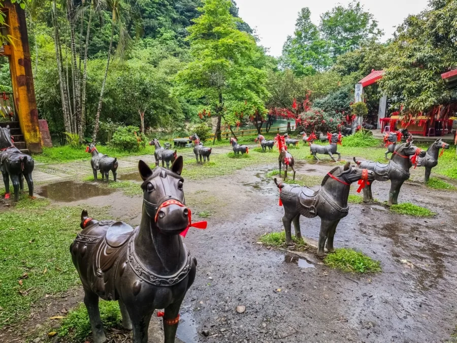 statues hair path fall of shifen
