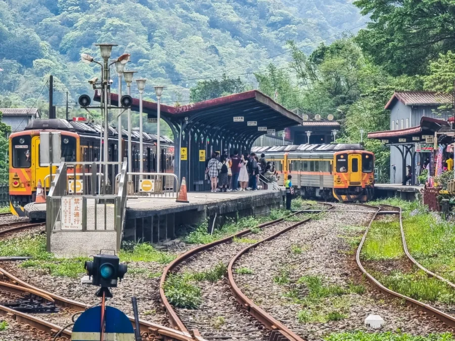 train arriving shifen station taiwan