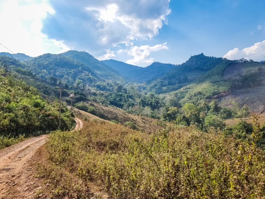 road going up to baan pa kam nan village