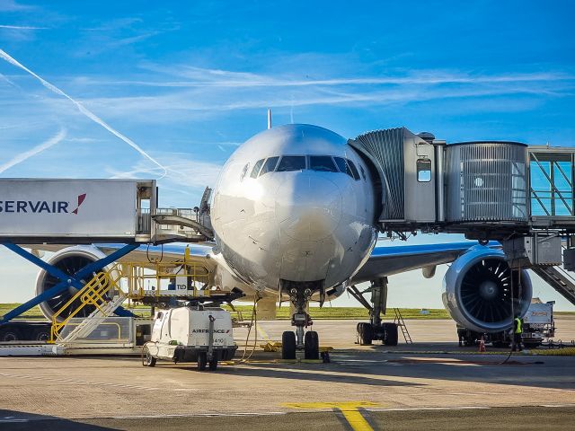 avion sur tarmac aeroport cdg paris