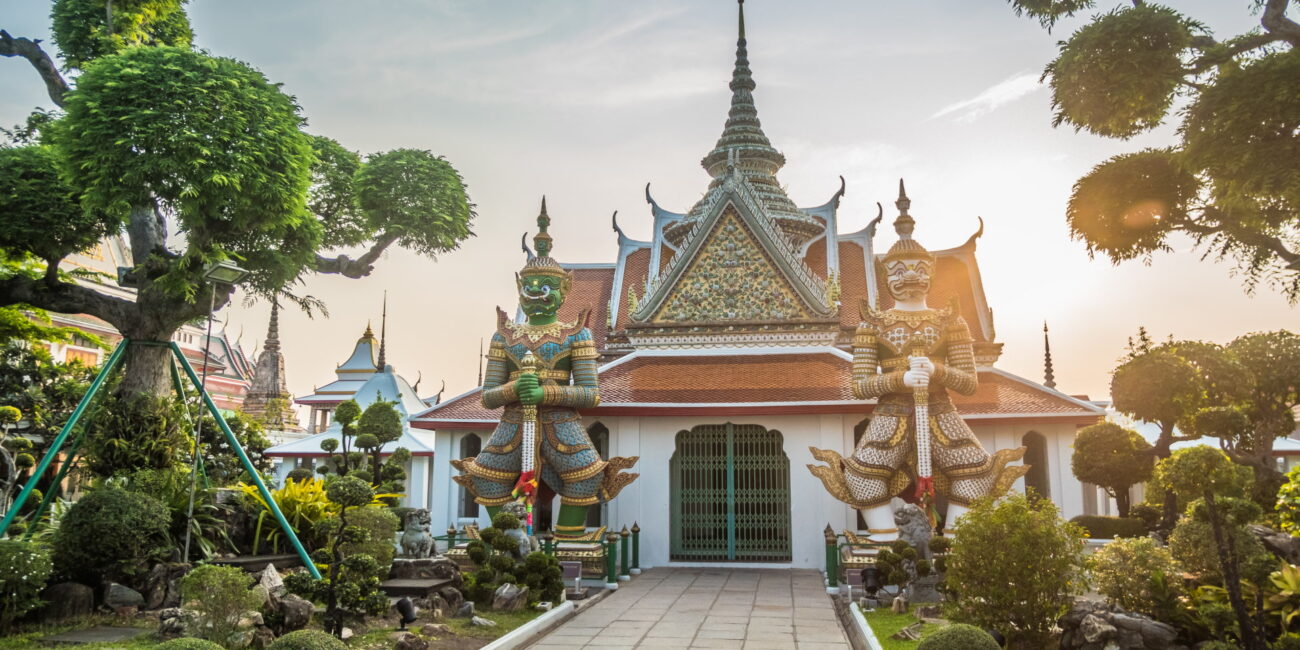 deux gardiens au wat arun de bangkok