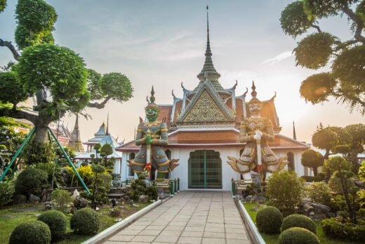 deux gardiens au wat arun de bangkok