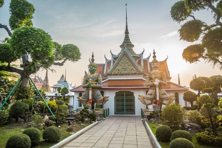 deux gardiens au wat arun de bangkok