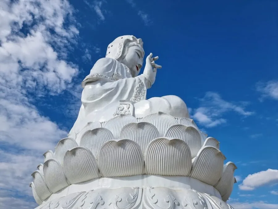 statue goddess of mercy wat huay pla kang chiang rai