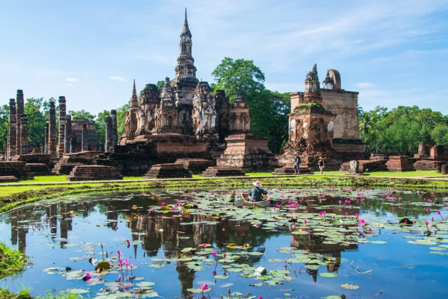 overview wat mahathat historical park sukhothai