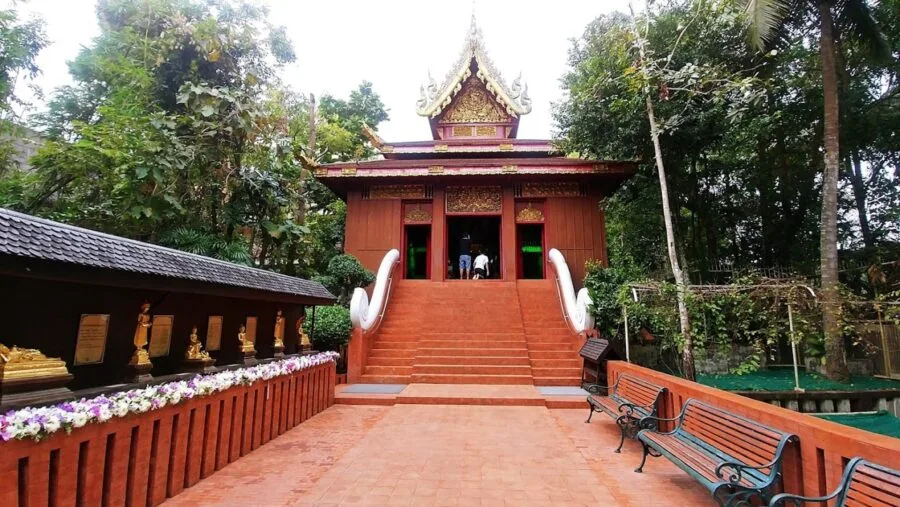 entrance wat phra kaeo chiang rai