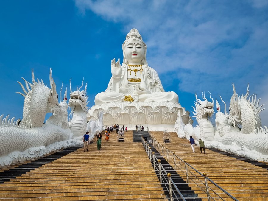 escalier monumental menant statue wat huay pla kang chiang rai escalier wat huay pla kang chiang rai