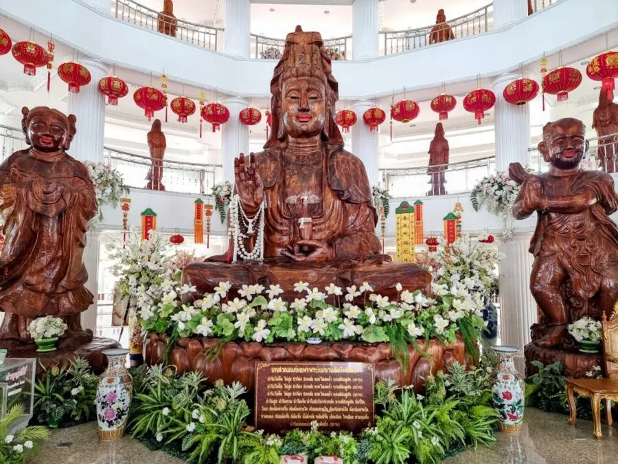 interior chedi wat huay pla kang chiang rai