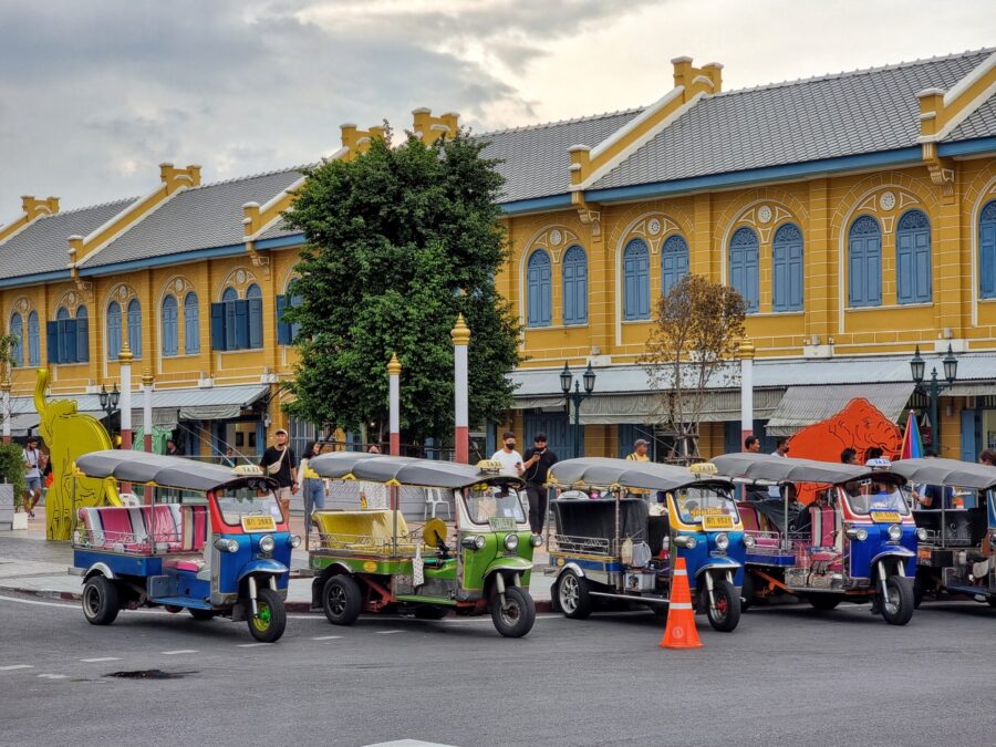 tuk tuk en attente a côté du grand palais bangkok