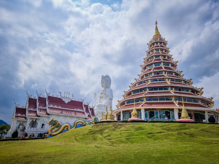 vue ensemble du wat huay pla kang chiang rai
