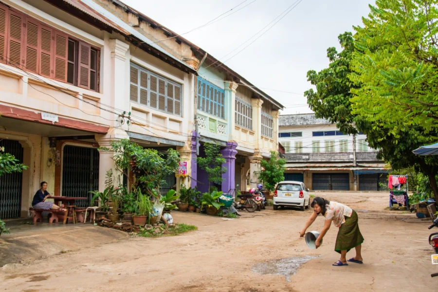alignement shophouses vieille ville paksé laos