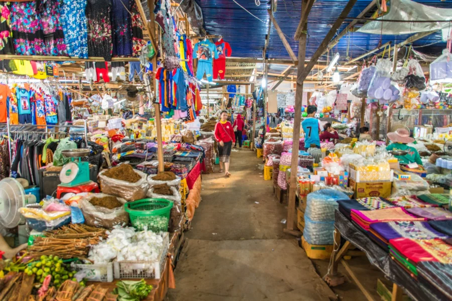 allée colorée au marché dao hueang de paksé