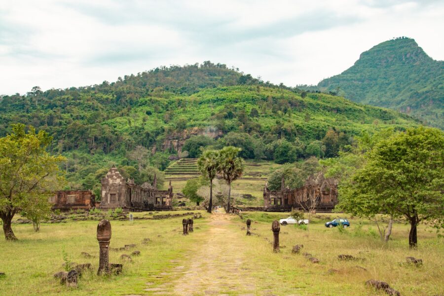 allee menant au vat phou champassak laos