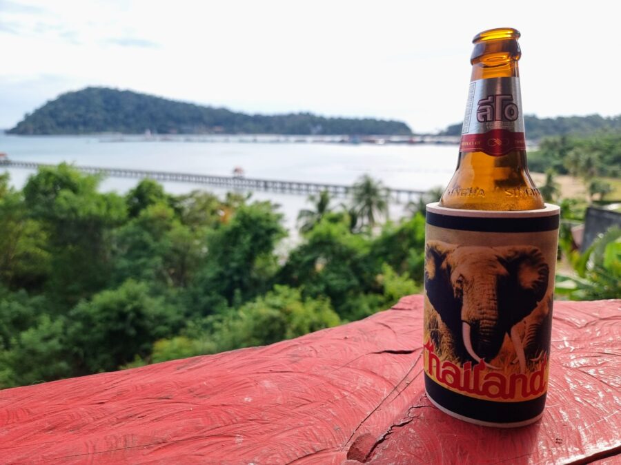 biere leo avec vue sur bang bao ko chang thailande