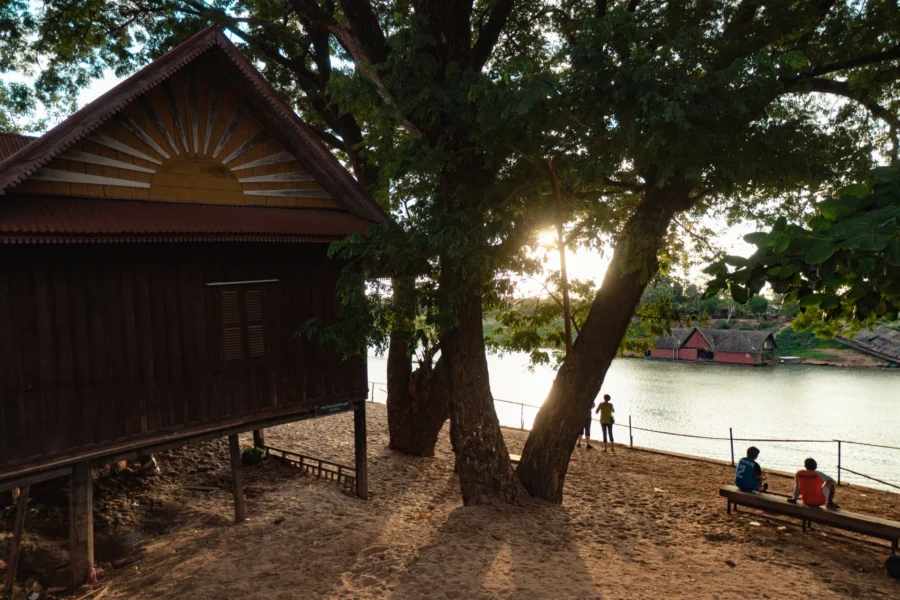 bord riviere wat luang paksé laos