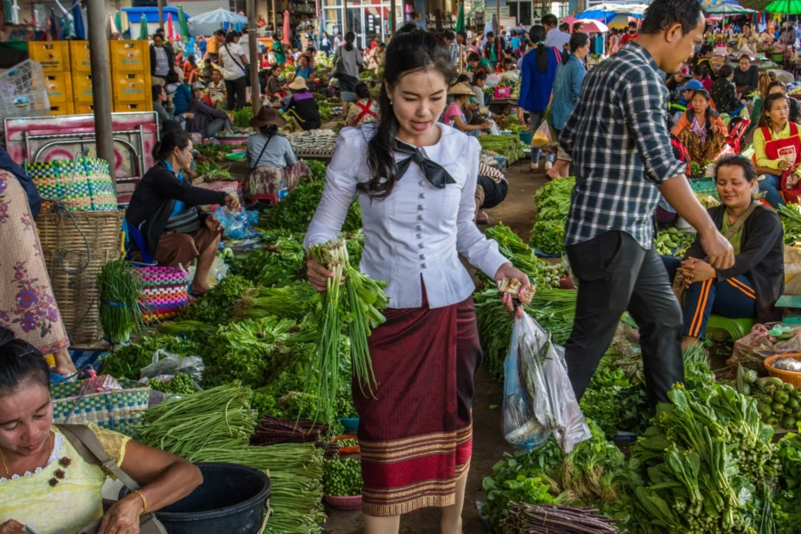 cliente au marché dao hueang de paksé
