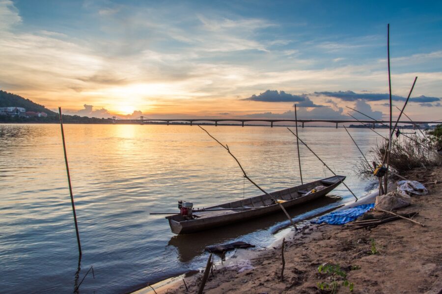 coucher de soleil sur les berges du mekong a paksé